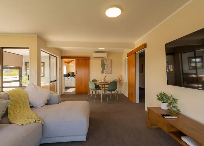 River City Views With Spa Pool, Bbq & Sky Tv