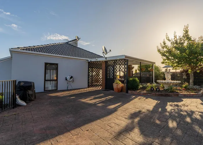 River City Views With Spa Pool, Bbq & Sky Tv