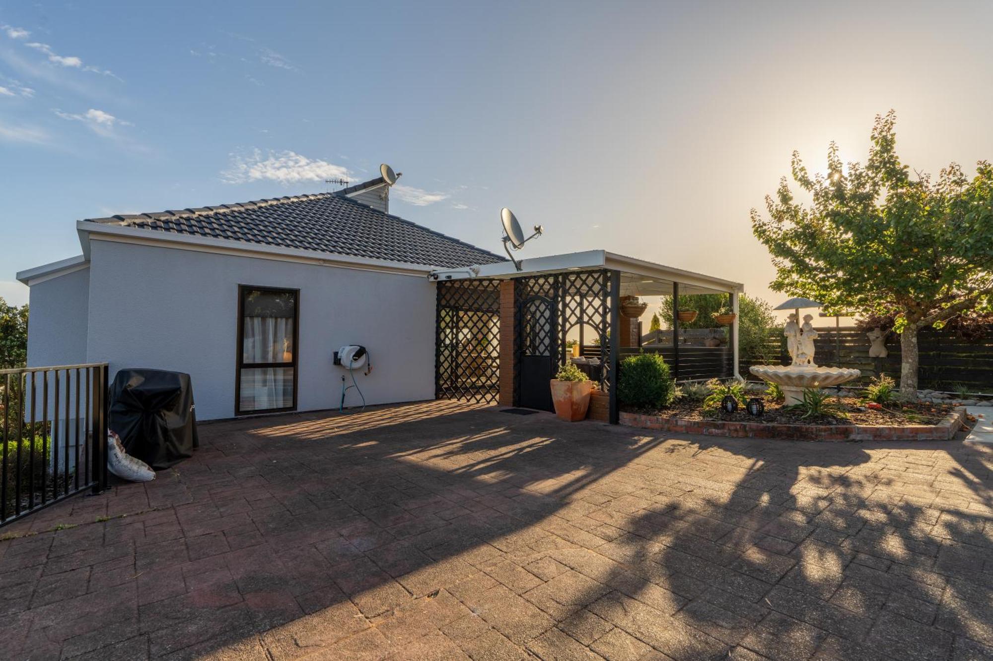 River Views With Pool, Bbq & Sky Tv Holiday home