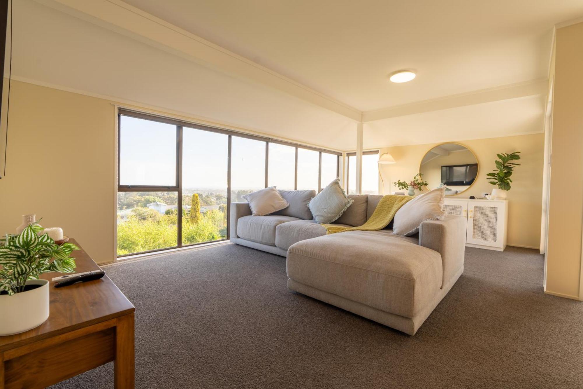 River Views With Pool, Bbq & Sky Tv Holiday home *