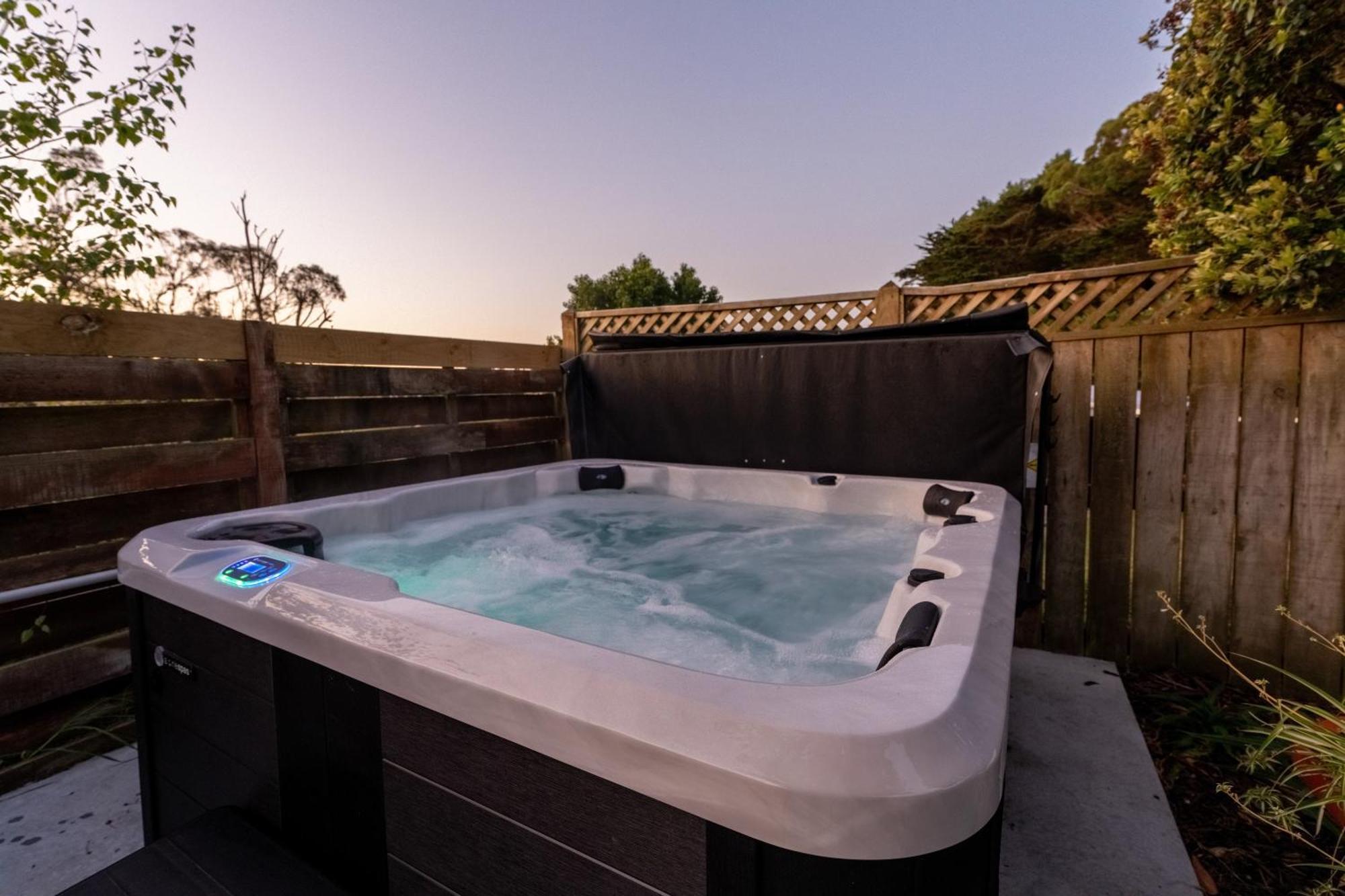 River Views With Pool, Bbq & Sky Tv Holiday home