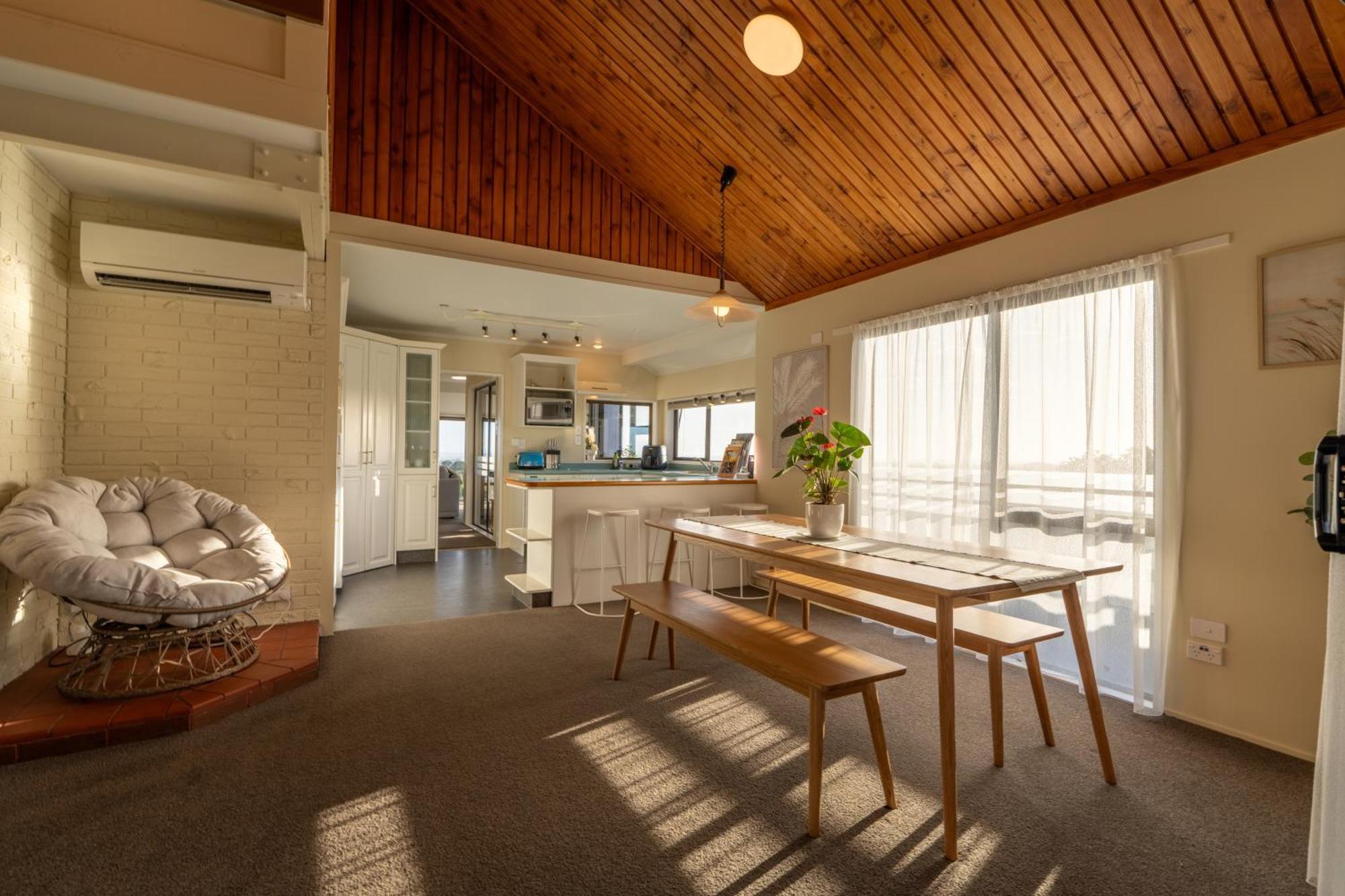 River Views With Pool, Bbq & Sky Tv Holiday home